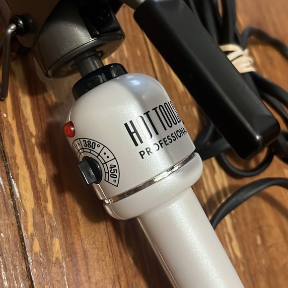 Curling Iron by Hot Tools 11/2”Diamond Platinum Nano Ceramic Barrel Frizz Free - Picture 2 of 5